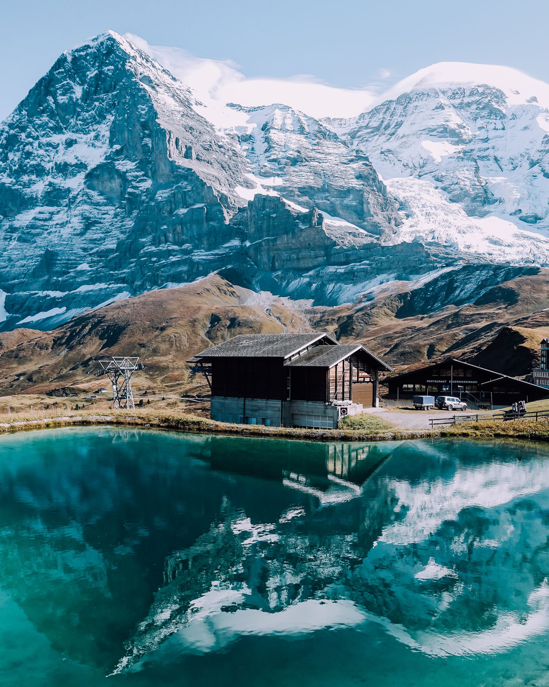 Stillgelegter Bergsee am Morgen
